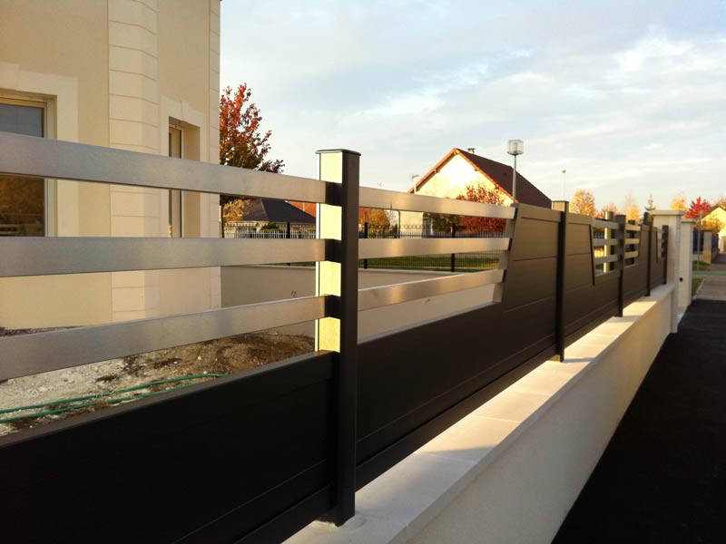 Clôture design alu ajourée