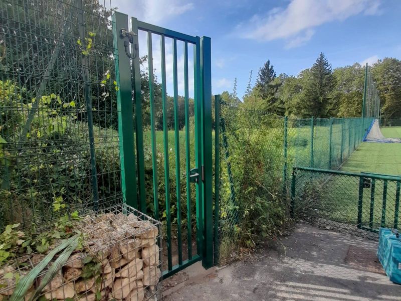 Fermeture extérieure sous la forme d'un portillon aluminium