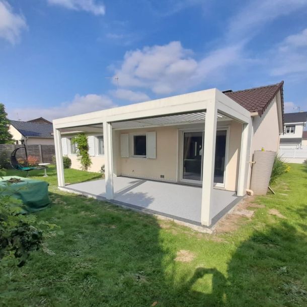 Pergola bioclimatique et revêtement-de-sol-drainant