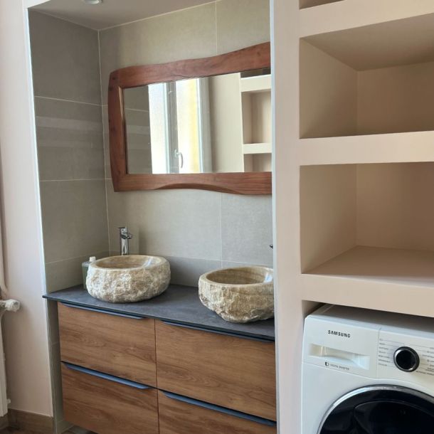 Photo d'une rénovation de salle-de-bains