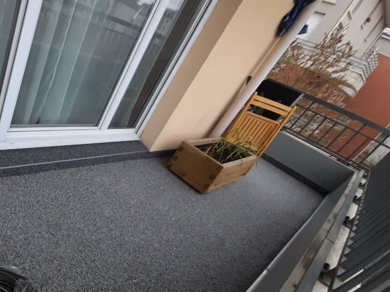 Revêtement de sol drainant Résinéo sur un balcon