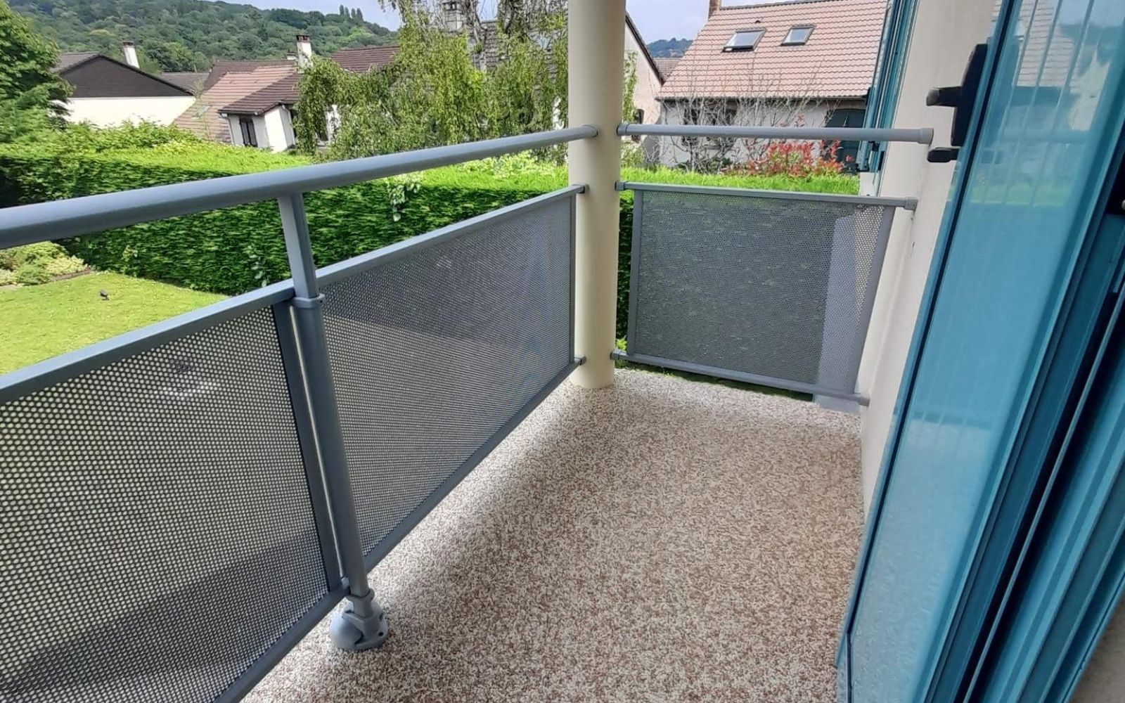 Résine sur balcon avec garde-corps