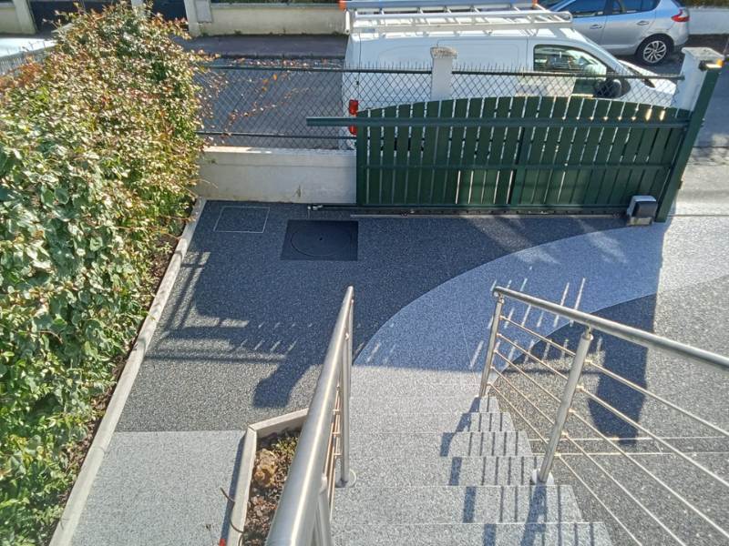 Image représentant la pose d’un revêtement de sol drainant