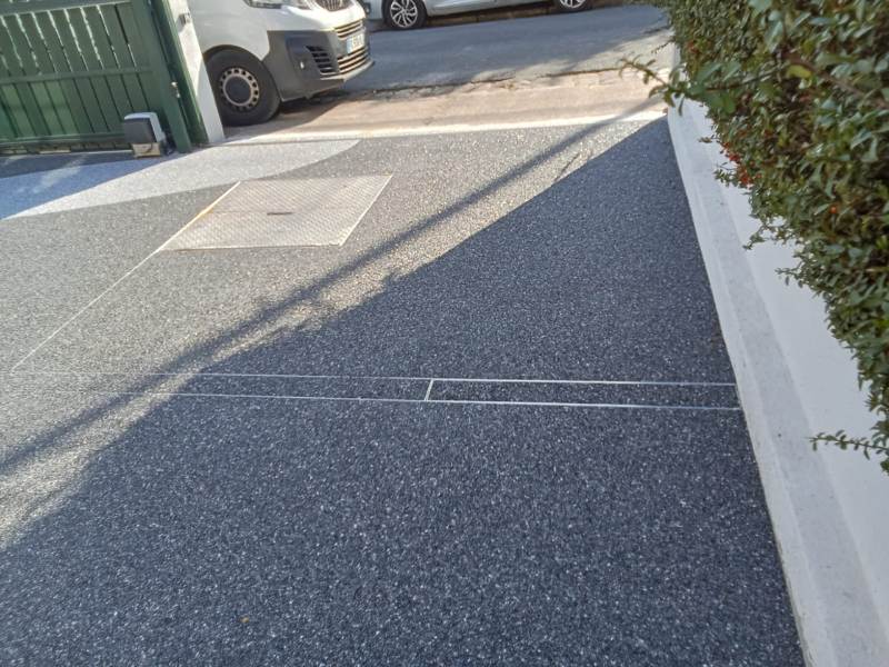 Image représentant la pose d’un revêtement de sol drainant