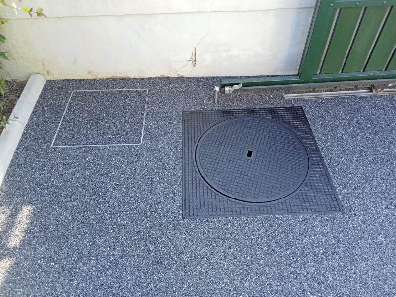 Image représentant la pose d’un revêtement de sol drainant