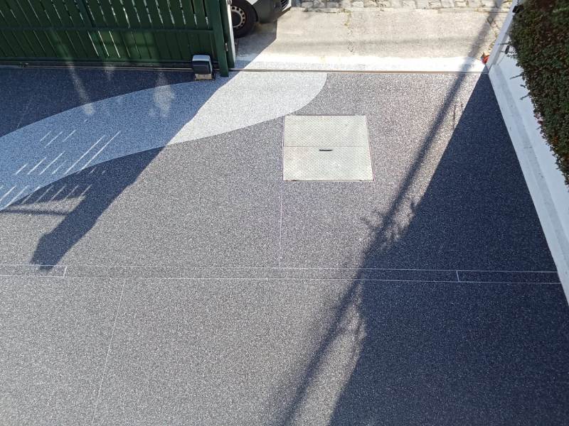Image représentant la pose d’un revêtement de sol drainant