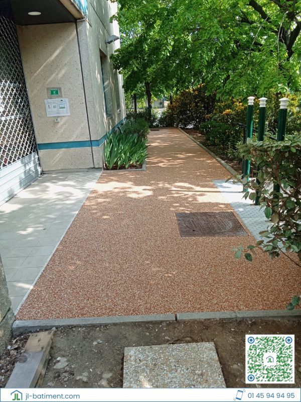 Application d'un revêtement de sol drainant Résinéo