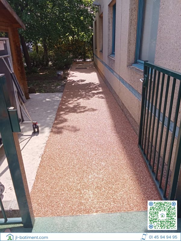 Application d'un revêtement de sol drainant Résinéo
